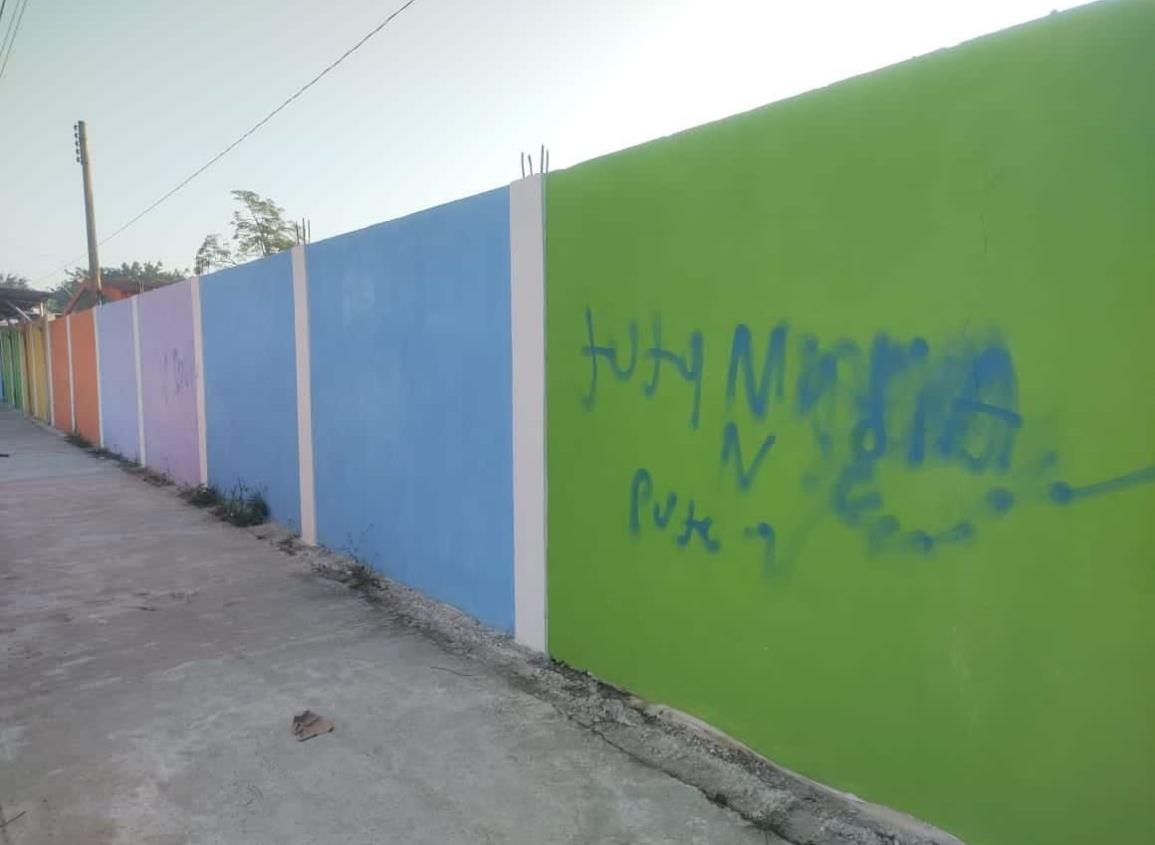 Vandalizan instalaciones de dos escuelas en Moloacán