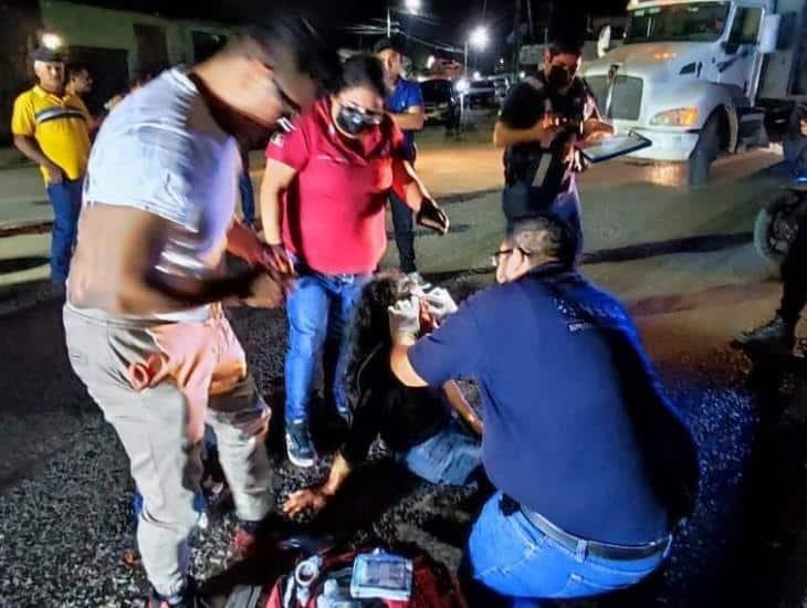 Motociclista termina herida tras impactarse contra camión en Minatitlán