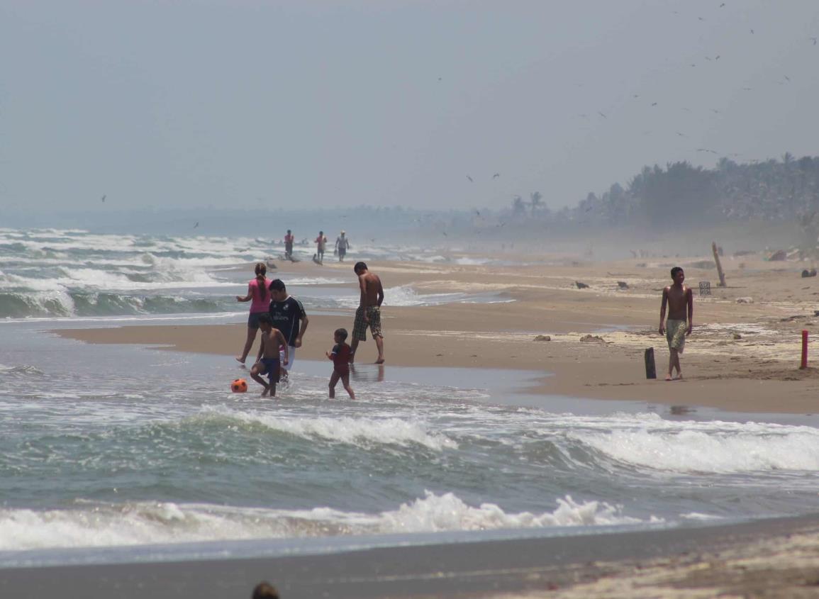Hidromilos buscaron refrescarse en playas y ríos de Agua Dulce ante intensa ola de calor