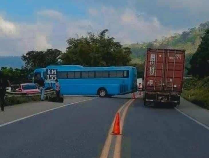 Caos vial entre Veracruz y Chiapas por cierre de carretera en paro nacional de transportistas