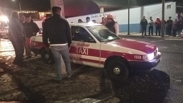 Choque entre dos taxis en calles de Orizaba deja una mujer lesionada