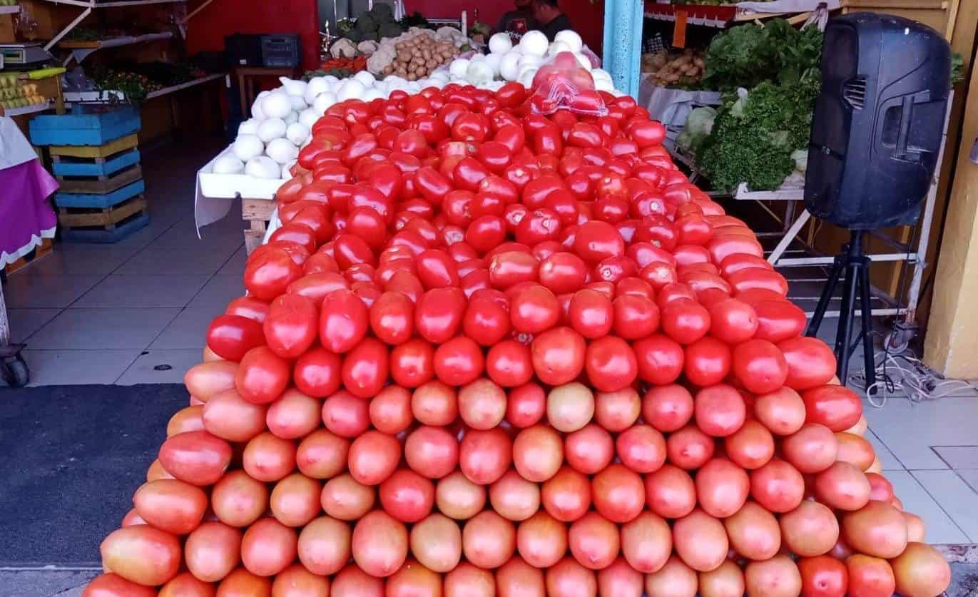 Tras un par de meses descienden precios de tomate y cebolla en mercados de Minatitlán