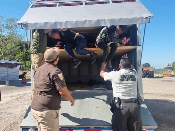 Aseguran a 64 migrantes en camionetas de Nuevo Teapa ¡simulaban transporte de mercancía!