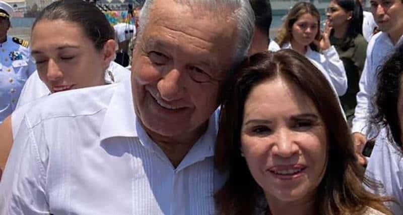 A la One, Two, Three: Mónica Robles firme con Andrés Manuel López Obrador