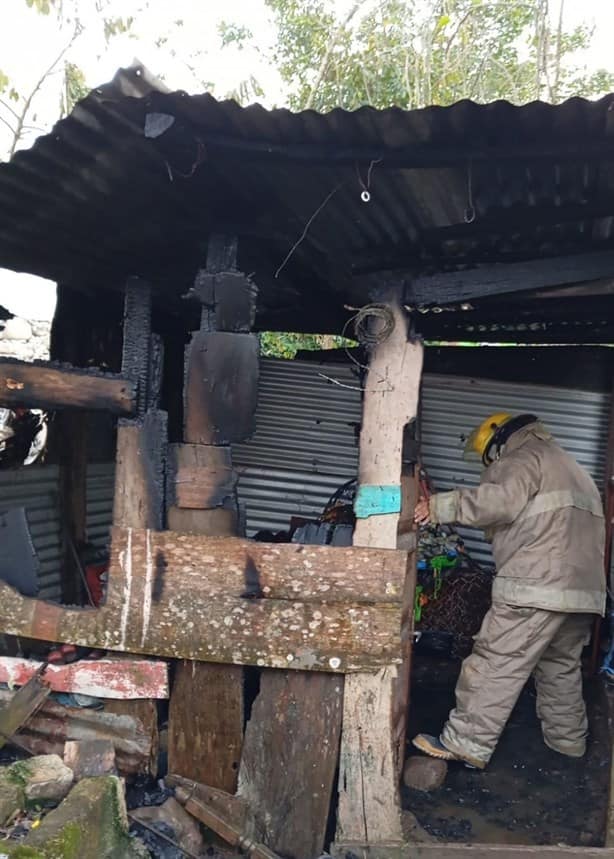Bomberos sofocan incendio en cocineta humilde de Misantla