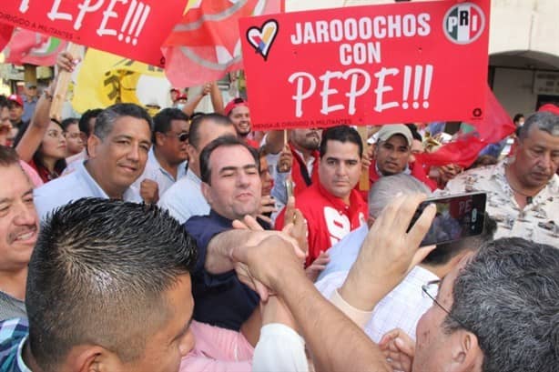 Pepe Yunes cierra precampaña en el zócalo de Veracruz
