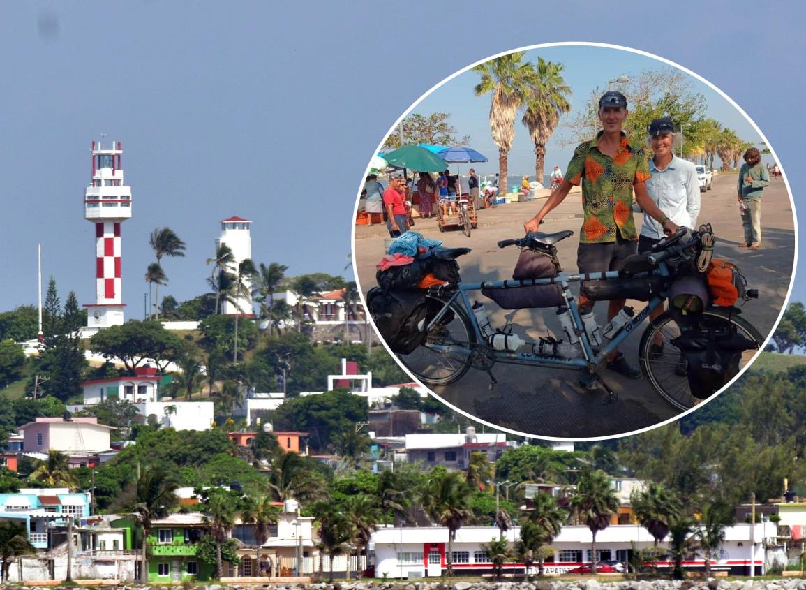 Turistas ingleses pasean con peculiar bicicleta y llaman la atención en Villa Allende