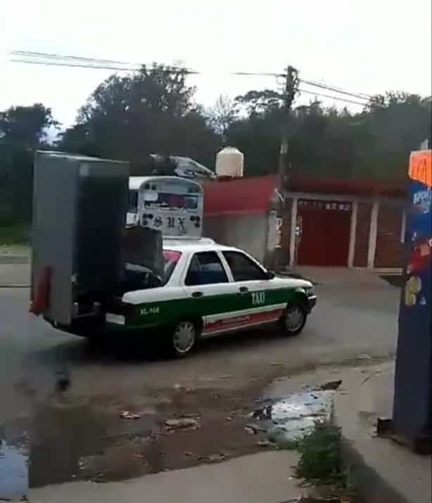 Taxi transporta en su cajuela enorme refrigerador por avenida de Xalapa ¡Cómo si nada! (+ Video)