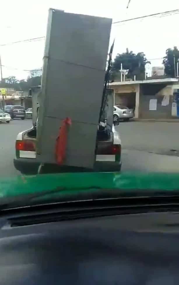 Taxi transporta en su cajuela enorme refrigerador por avenida de Xalapa ¡Cómo si nada! (+ Video)