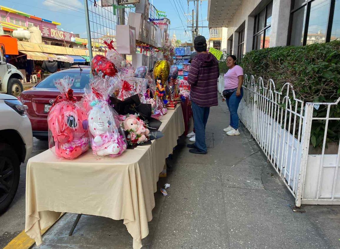 Vendedores de artículos de San Valentín invaden banquetas en el centro de Acayucan