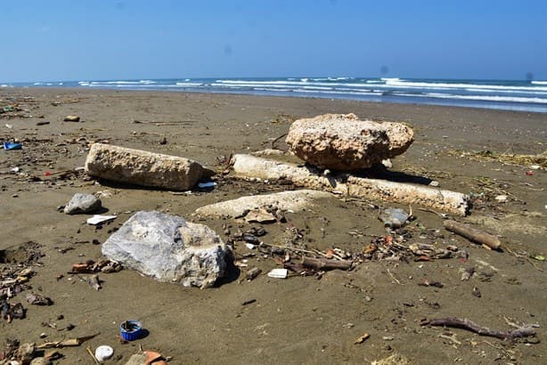 Trabajan para embellecer playa de Coatzacoalcos ante cercanía de temporada vacacional