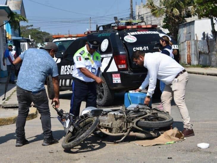 Moto-tortillero termina lesionado tras impactarse de frente contra automóvil en Coatzacoalcos