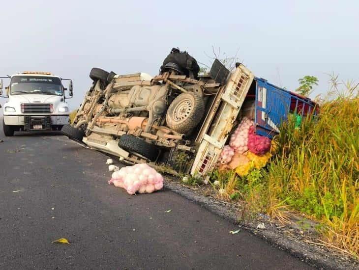 Camioneta sufre volcadura en carretera Transístmica tras reventarsele una llanta