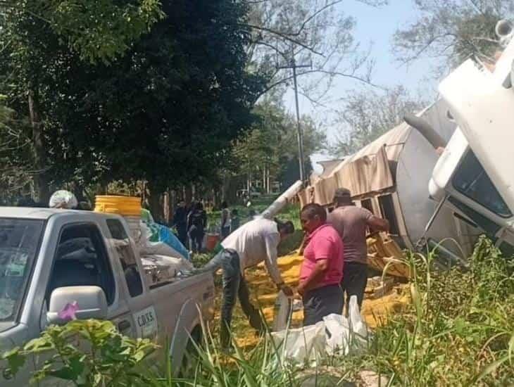 Vuelca camión cargado de alimento en carretera Nanchital- Las Choapas, rapiña no se hizo esperar