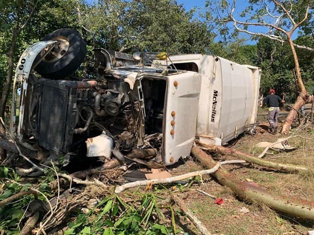 Se vuelca camión de Limpia Pública de Acayucan, reportan heridos | VIDEO