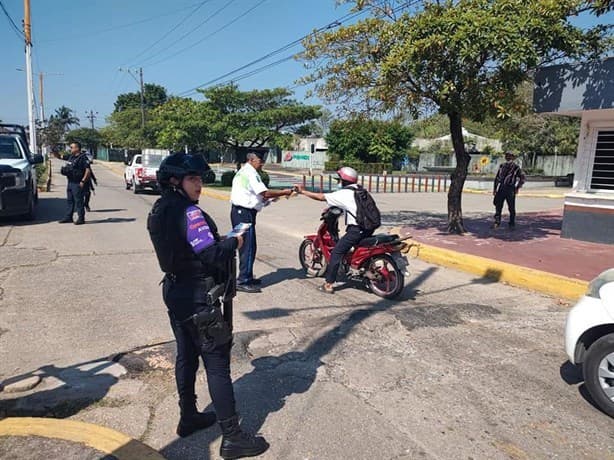 Entregan trípticos a conductores en Ixhuatlán del Sureste para prevenir violencia de género