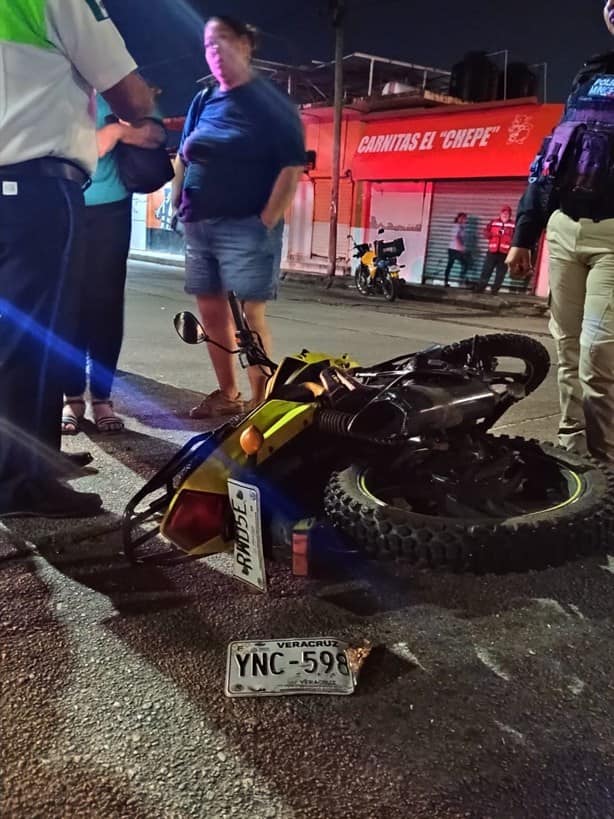 Automóvil deja lesionados a dos motociclistas tras chocarlos y darse a la fuga | VIDEO