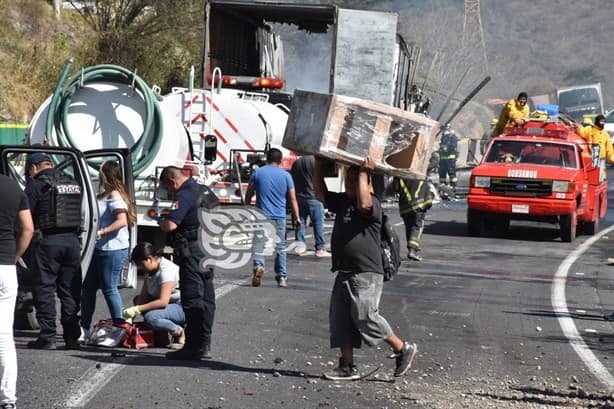 Tráiler se accidenta e incendia sobre la autopista Puebla-Córdoba (+Video)