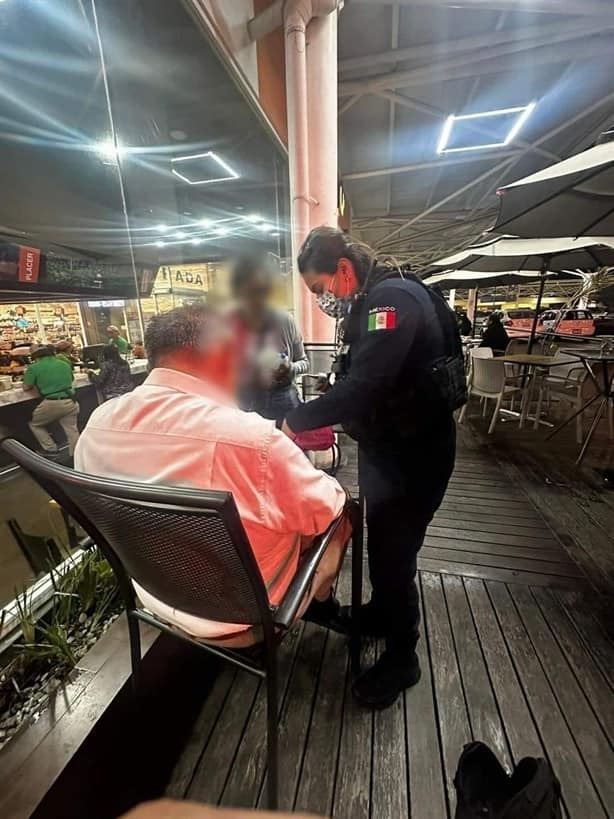 Hombre sufre descompensación en Plaza Museo, en Xalapa
