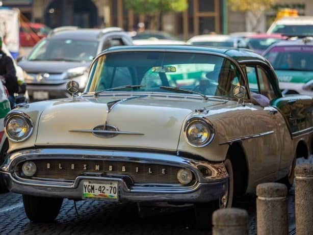 Xalapa viaja al pasado con desfile de autos antiguos