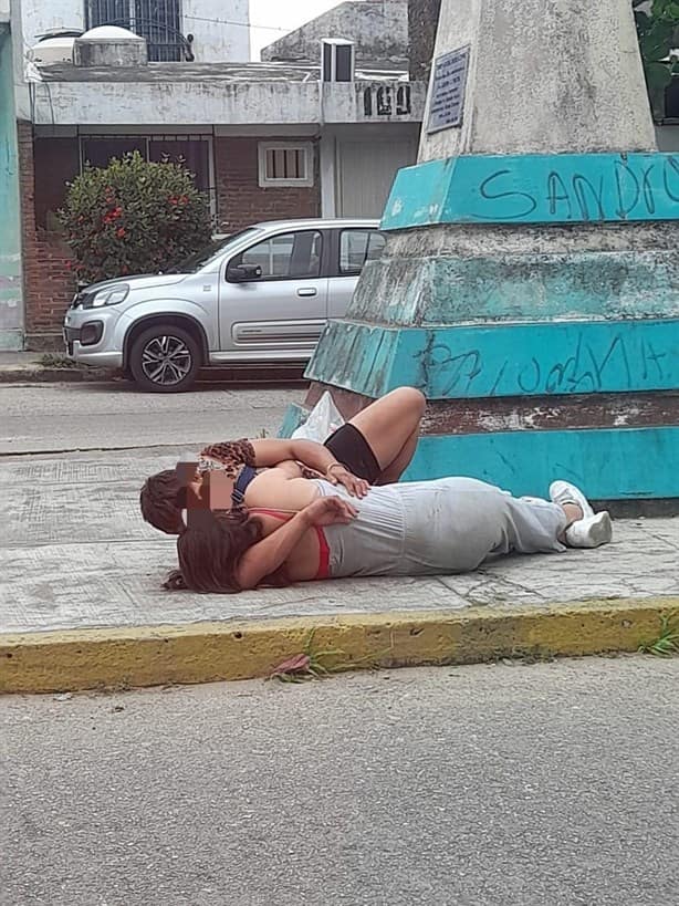 Captan a pareja celebrando el 14 de febrero en plena calle en Coatzacoalcos | Fotos