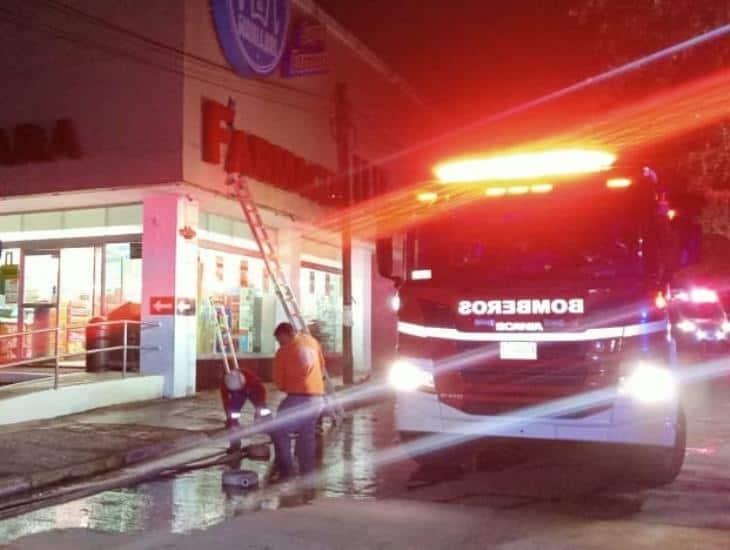 Incendio en farmacia de Coatzacoalcos moviliza a Bomberos
