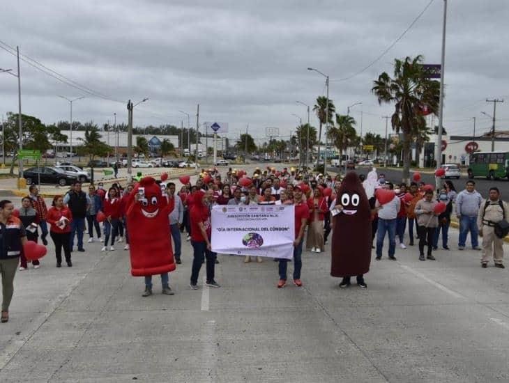 Por una San Valentín responsable; marchan en Coatzacoalcos en el Día Internacional del Condón