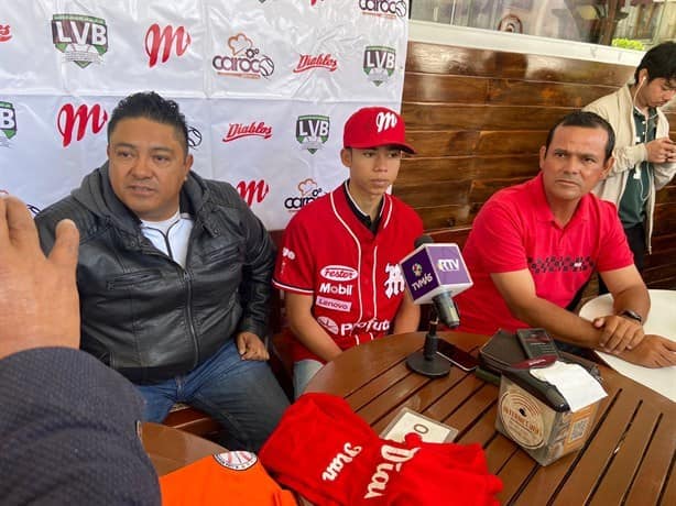 Joven pelotero veracruzano firma con Diablos Rojos del México