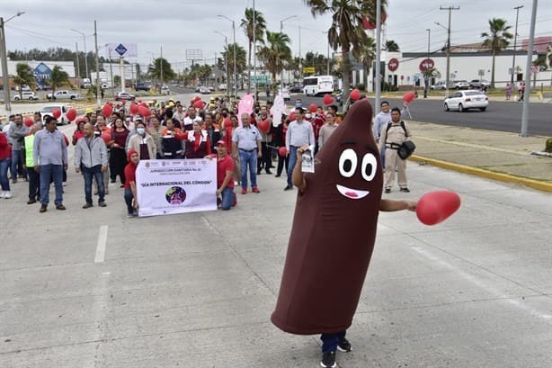 Por una San Valentín responsable; marchan en Coatzacoalcos en el Día Internacional del Condón