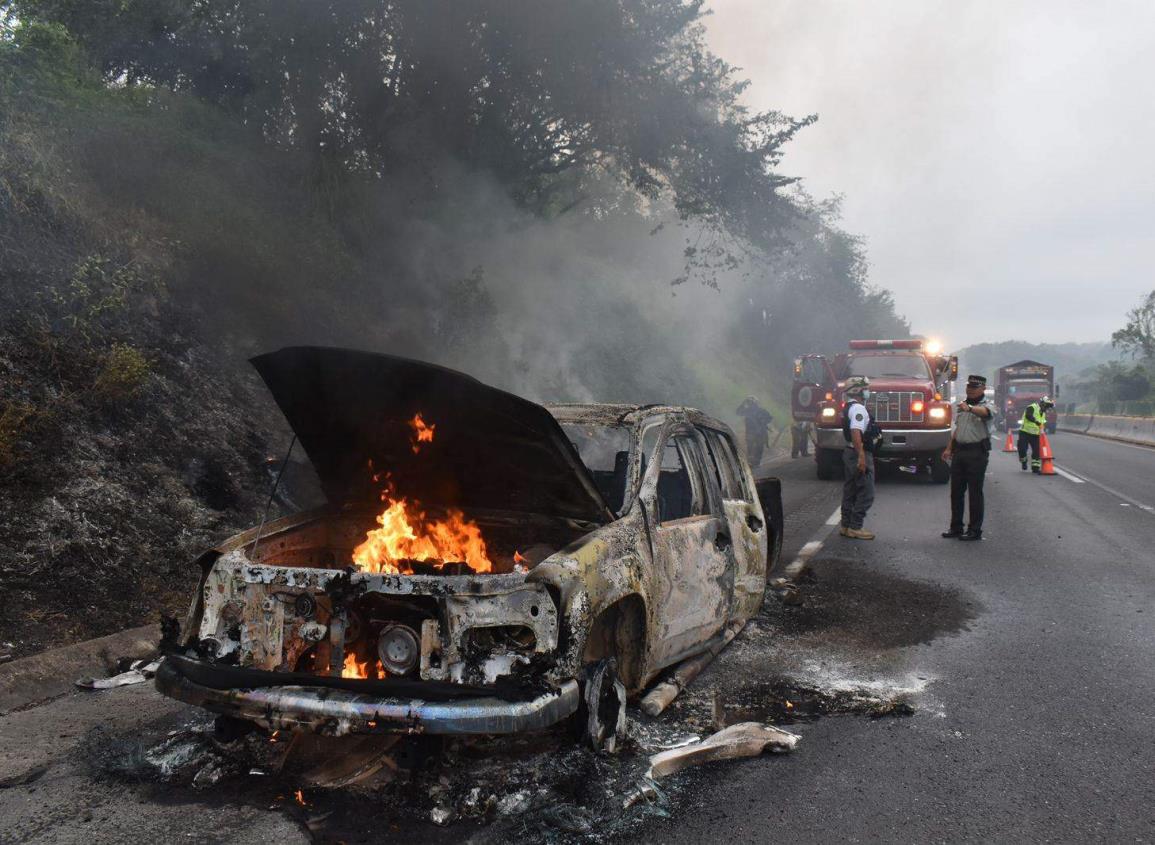 Camioneta de verificentro se incendia en autopista de Acayucan 
