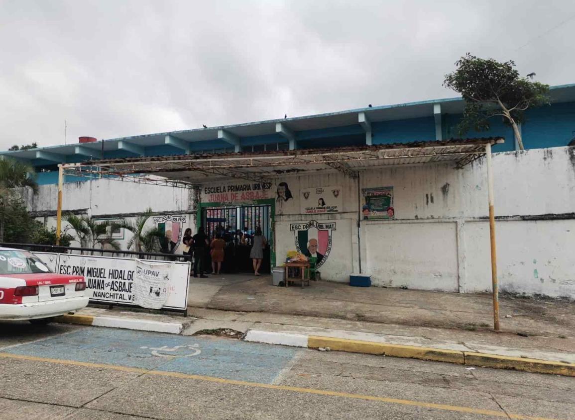Padres de familia en desacuerdo con directora interina en primaria Miguel Hidalgo en Nanchital