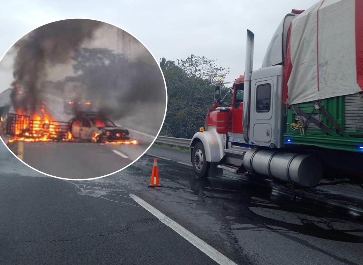Arde en llamas vehículo compacto en carretera de Acayucan