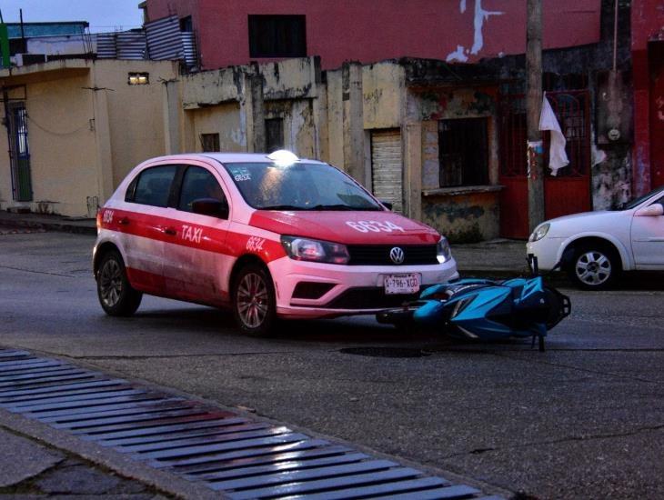 Motociclista y su pequeña hija terminan lesionadas tras ser impactadas por un taxi en Coatzacoalcos