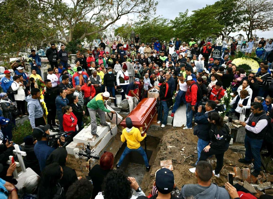 Aficionados y familiares dan último adiós al Puma Chávez en su natal Veracruz