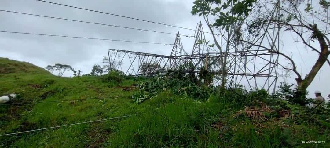 Zona rural de Las Choapas sin energía; cayó torre eléctrica