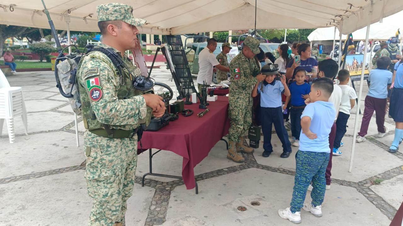 Emociona a niños convivencia con personal del ejército mexicano en Las Choapas