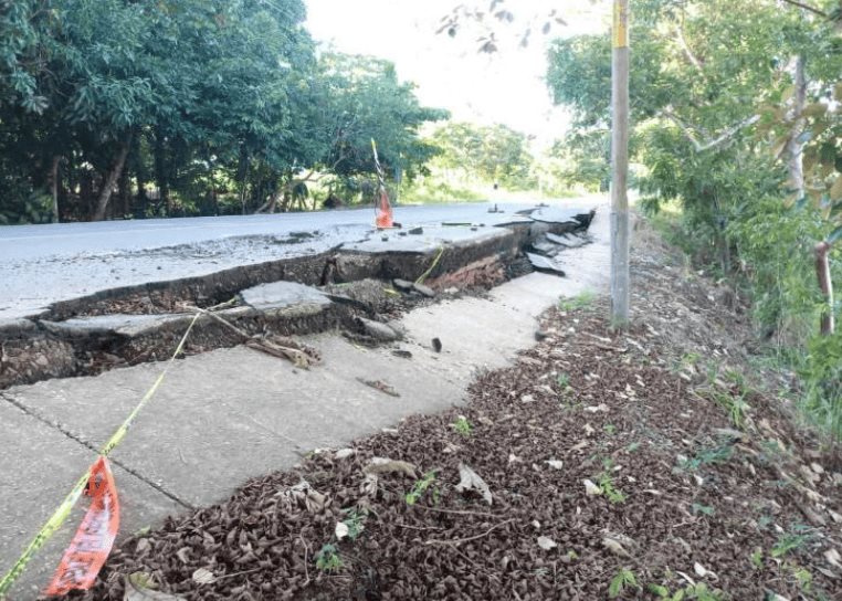 Carretera Paralelo-Las Choapas sigue sin ser reparada tras sufrir daños el año pasado