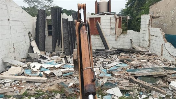 Para proteger a estudiantes deciden demoler dos aulas en escuela de Moloacán