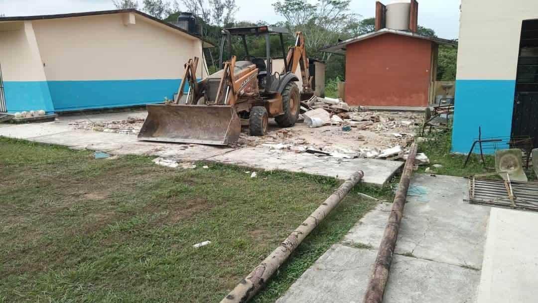 Para proteger a estudiantes deciden demoler dos aulas en escuela de Moloacán