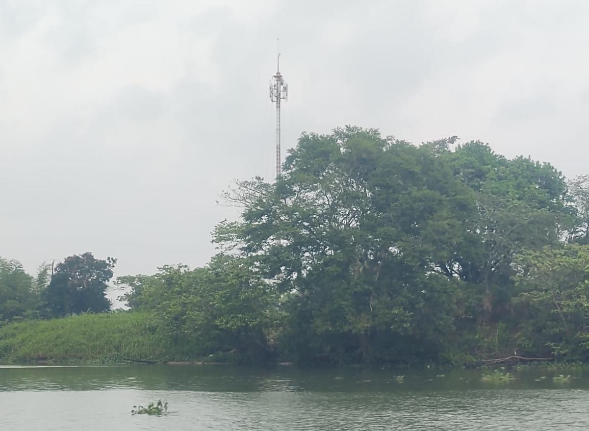 Instalan antenas de telefonía celular en área rural de Minatitlán