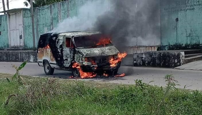 Probable corto circuito generó el incendio de una camioneta en Cosoleacaque