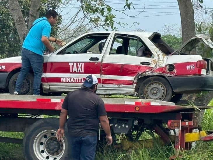 Taxi termina con severos daños tras accidentarse en Las Matas