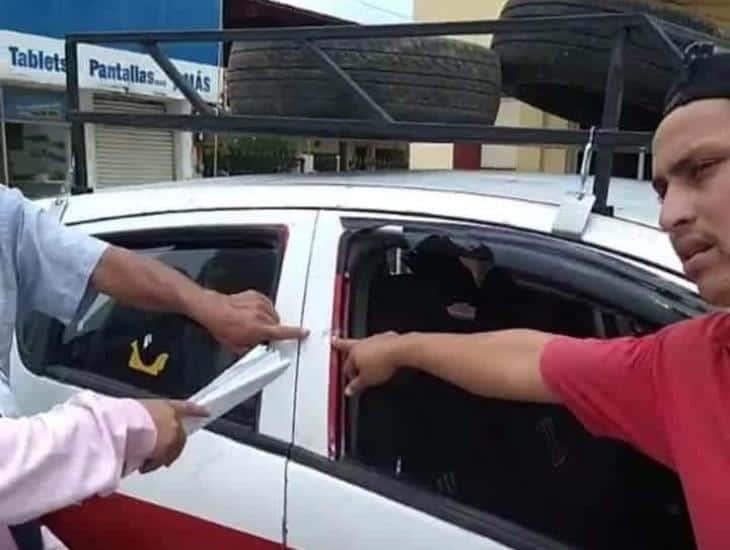 Taxista de Las Choapas denuncia que policías municipales dispararon contra su unidad y lo agredieron