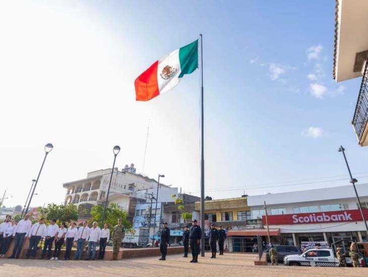 Conmemoran el Día de la Bandera en municipios del sur de Veracruz