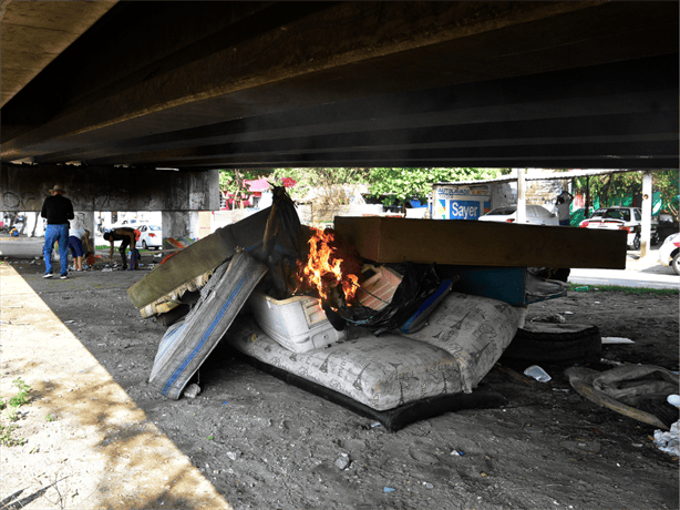 Presencia de migrantes bajo el puente de la avenida Uno divide opiniones entre vecinos del sector