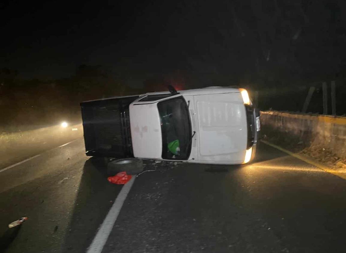 Camioneta terminó volcada en la autopista Cosoleacaque-Nuevo Teapa