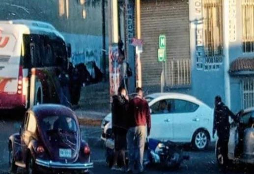 Pareja de motociclistas choca contra un auto en la avenida México de Xalapa