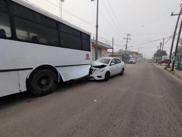 Automóvil chocó contra autobús en la colonia Nueva Obrera