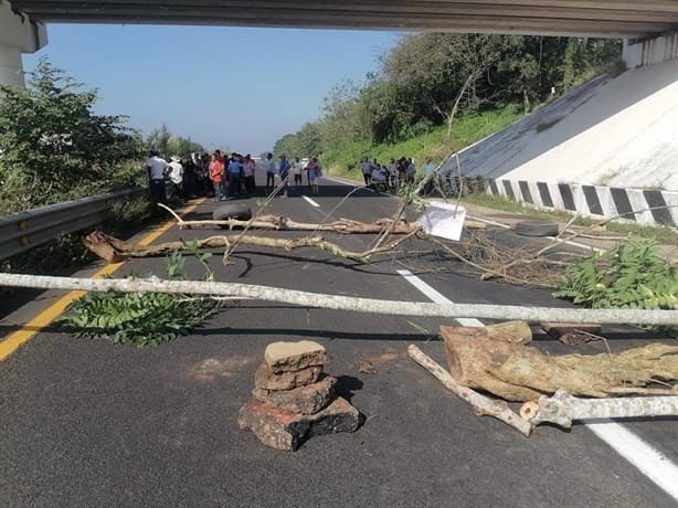 Ante falta de obras, bloquean autopista Cosoleacaque-La Tinaja ¡extrema precauciones! | VIDEO