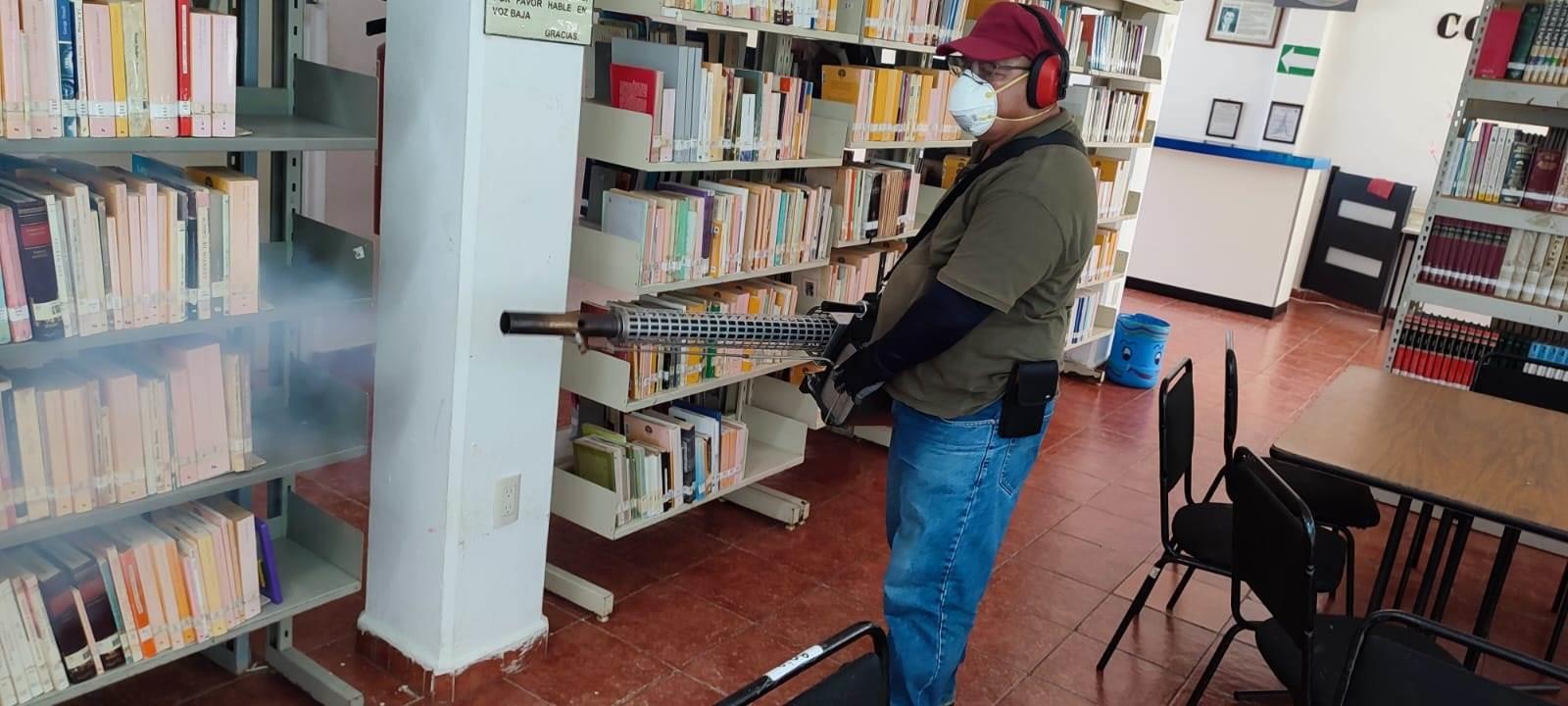 Gobierno de Coatzacoalcos desinfecta bibliotecas públicas para reducir riesgo de enfermedades respiratorias